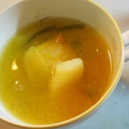 真似をしてお味噌汁をカップに入れてみました。玉ねぎとジャガイモは主人の一番好きななお味噌汁の具です。ごちそうさま